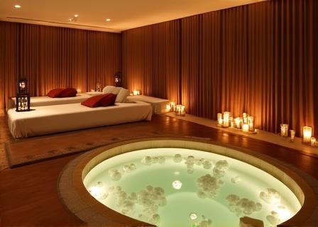 Suite spa privata per coppia con petali e candele